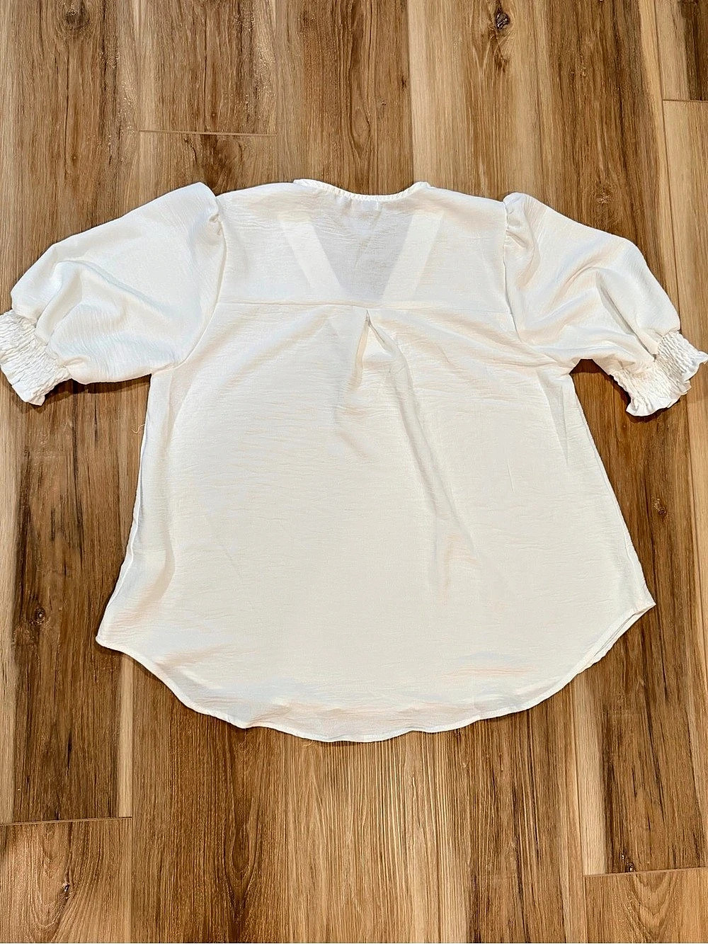 Discount Divas White V-Neck Blouse Size Medium NWT
